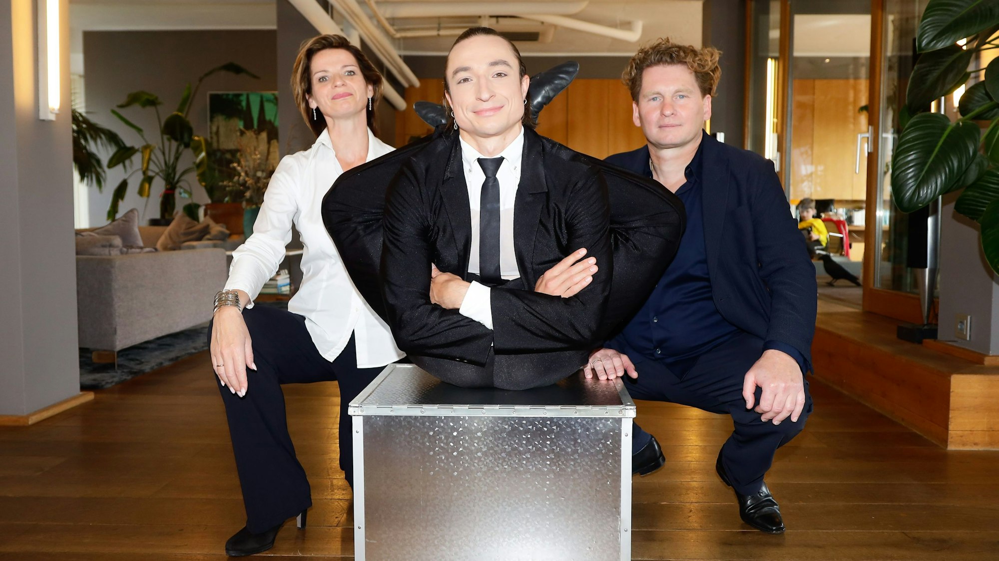 Akrobat Alexander Batuev zusammen mit den Zirkuschefs Katja und Ilja Smitt.