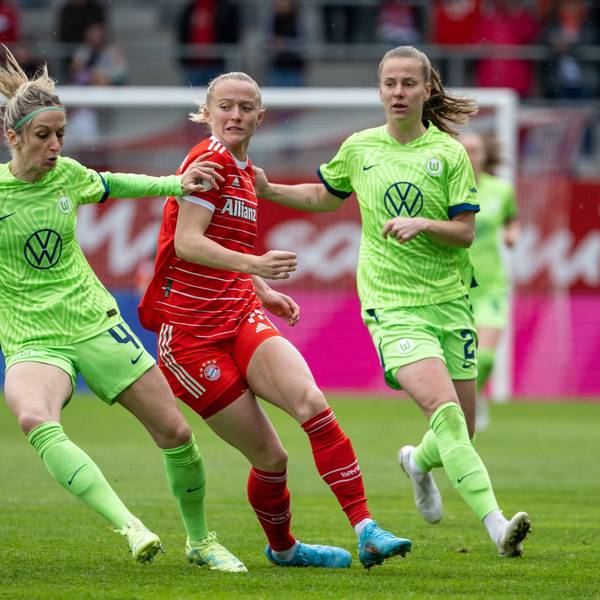 Die Wolfsburgerinnen Kathrin Hendrich (l.) und Lynn Wilms (r.) und Münchens Lea Schüller kämpfen um den Ball.