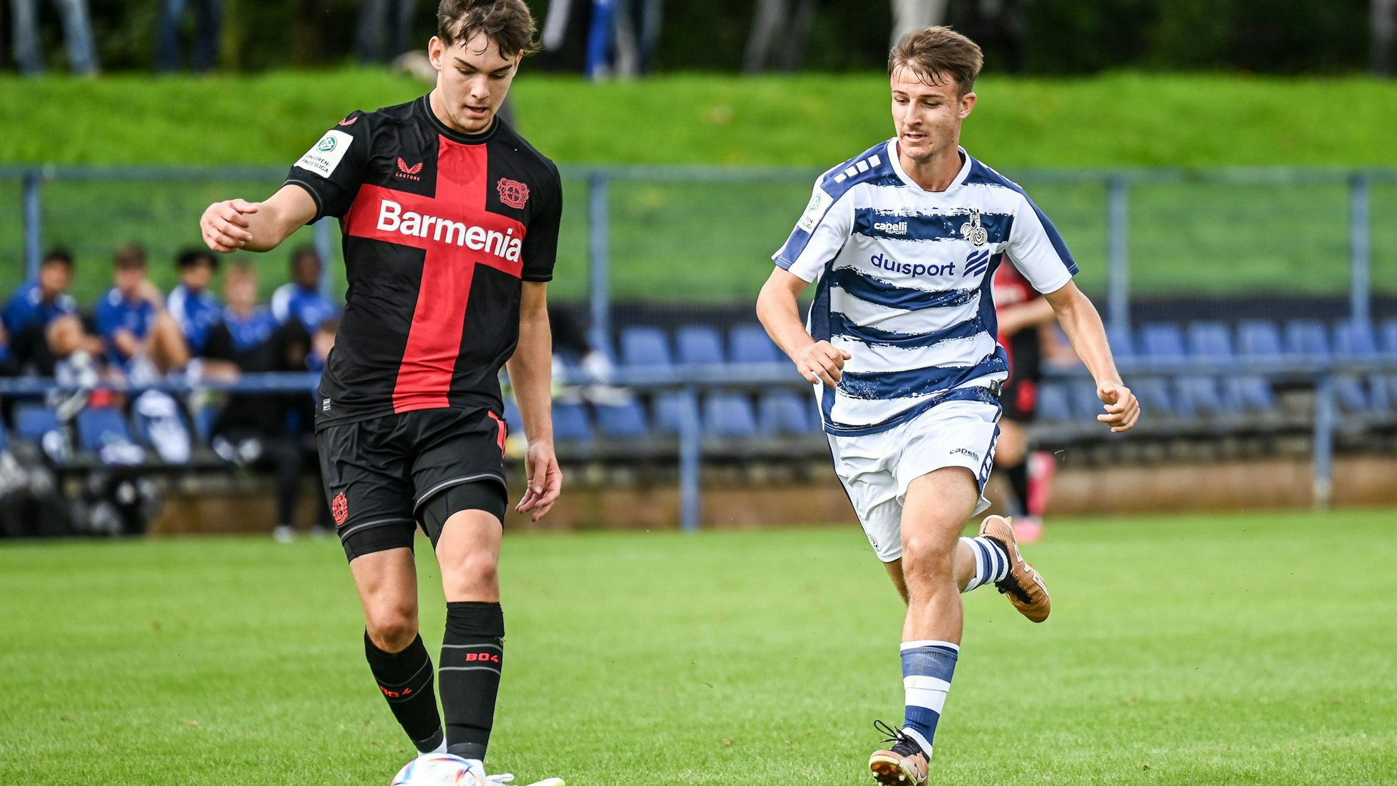 Reno Morris Münz, links, gegen Leif Sören Linnig beim Spiel MSV Duisburg gegen Bayer Leverkusen, scharze Trikots, in der A-Junioren Bundesliga West, am Sonntag den 27. August 2023 in Duisburg. Foto: Lars Fröhlich / FUNKE Foto Services