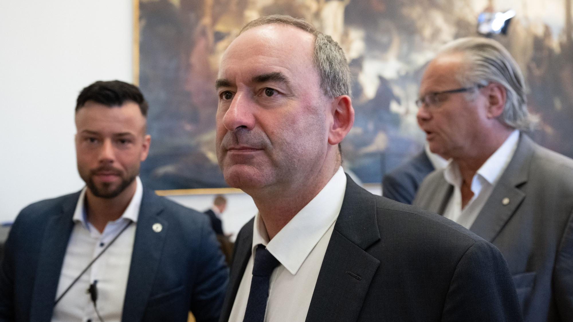 Hubert Aiwanger, Bundesvorsitzender der Freien Wähler, verlässt im bayerischen Landtag nach einer Sondersitzung zu den Vorwürfen gegen ihn im Zusammenhang mit einem Flugblatt mit antisemitischem Inhalt den Sitzungssaal.