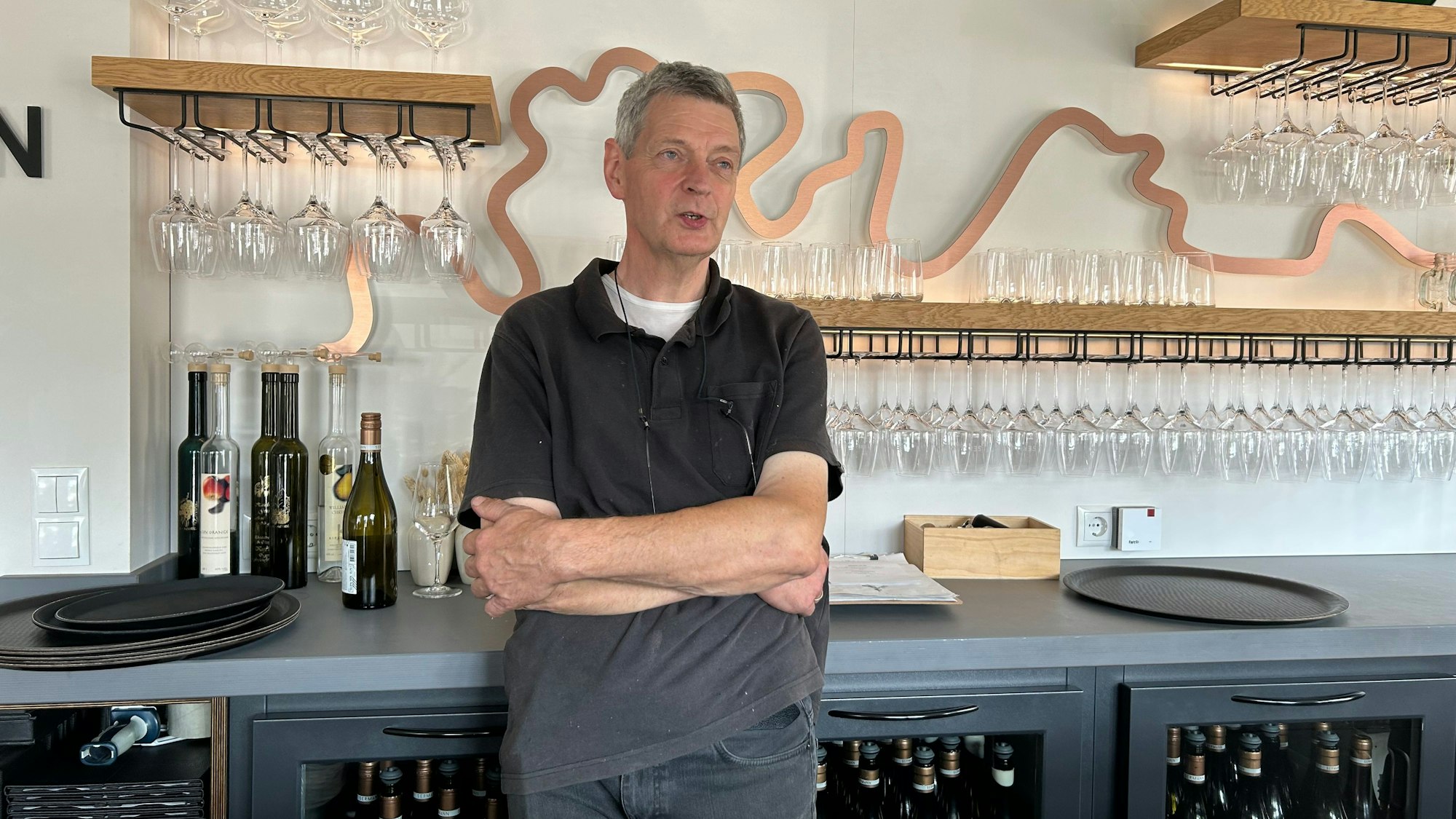 Winzer Elmar Sermann steht im September 2023 in seinem renovierten Geschäft in Altenahr, das im Sommer 2021 vom Hochwasser völlig zerstört wurde.