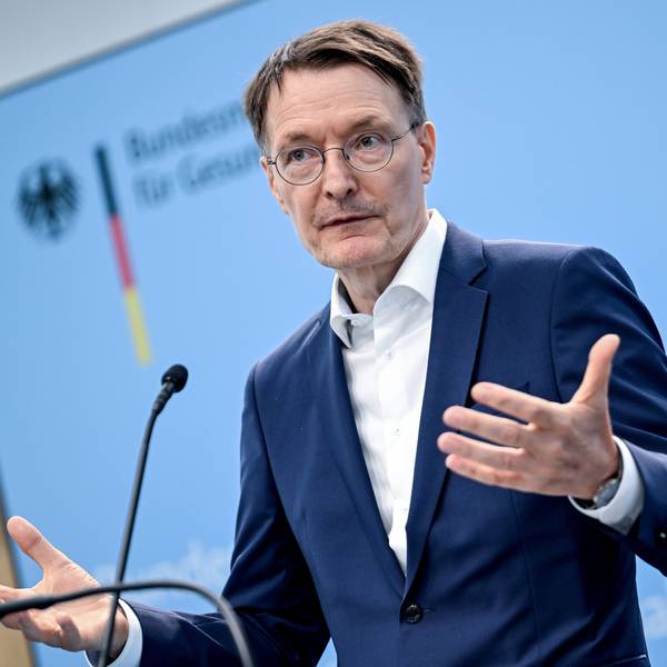 ARCHIV - 12.09.2023, Berlin: Karl Lauterbach (SPD), Bundesminister für Gesundheit, gibt eine Pressekonferenz. (zu dpa "Lauterbach zu Arznei-Engpässen: Werden deutlich besser dastehen") Foto: Britta Pedersen/dpa +++ dpa-Bildfunk +++