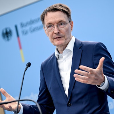 ARCHIV - 12.09.2023, Berlin: Karl Lauterbach (SPD), Bundesminister für Gesundheit, gibt eine Pressekonferenz.    (zu dpa "Lauterbach zu Arznei-Engpässen: Werden deutlich besser dastehen") Foto: Britta Pedersen/dpa +++ dpa-Bildfunk +++
