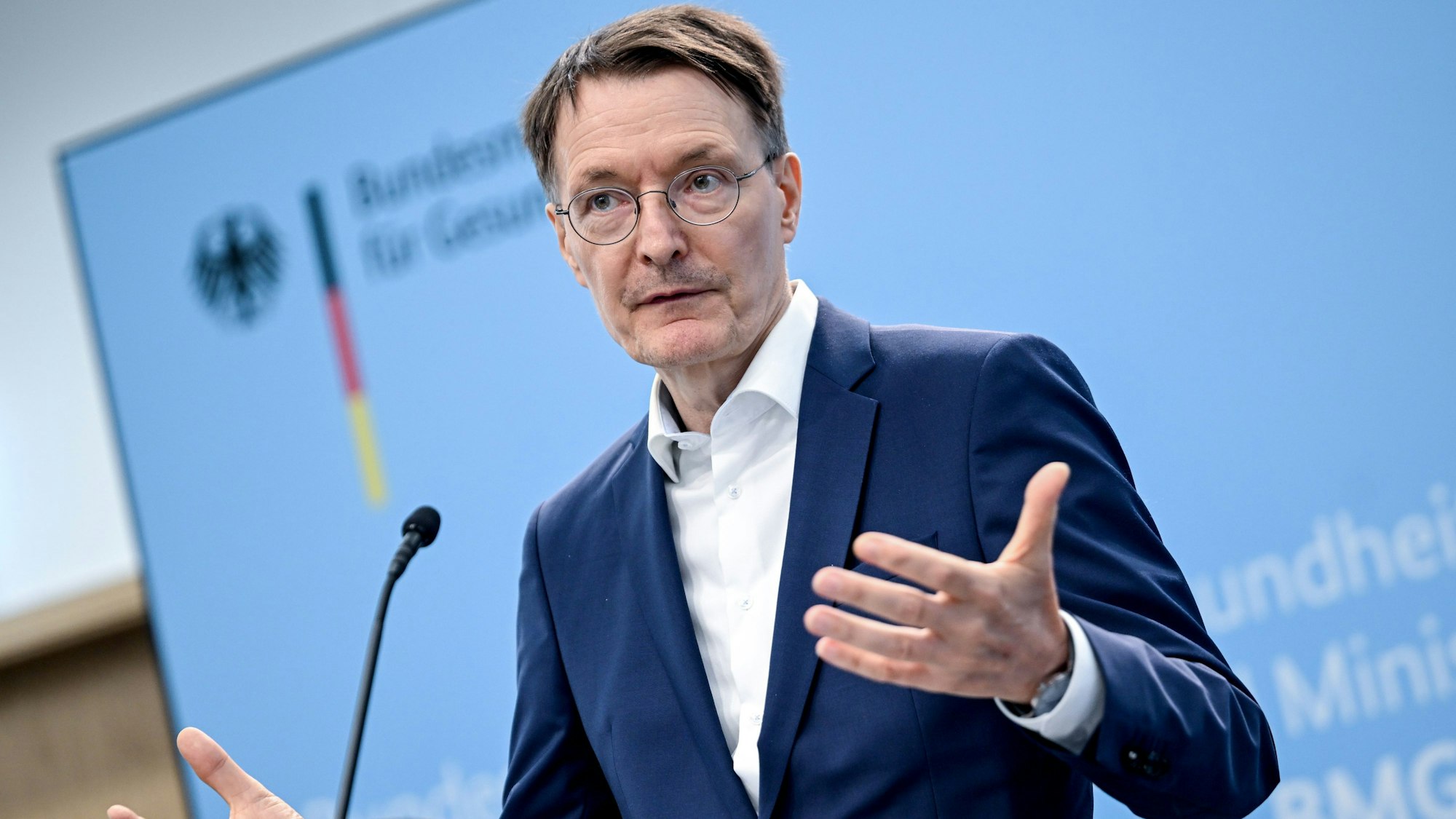 ARCHIV - 12.09.2023, Berlin: Karl Lauterbach (SPD), Bundesminister für Gesundheit, gibt eine Pressekonferenz. (zu dpa "Lauterbach zu Arznei-Engpässen: Werden deutlich besser dastehen") Foto: Britta Pedersen/dpa +++ dpa-Bildfunk +++