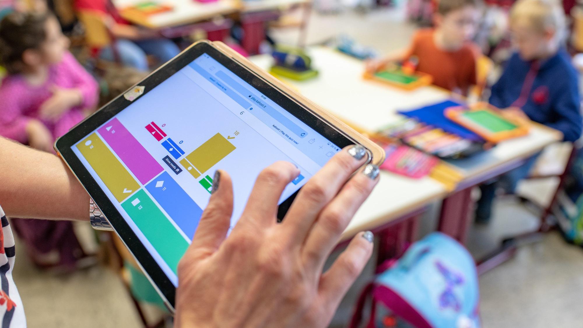 ARCHIV - 30.04.2018, Bayern, Abensberg: Grundschüler arbeiten in der Grundschule Offenstetten im Rahmen des Schulversuchs «Digitale Schule 2020» mit einem Tablet.
Die Ausstattung sollte an den Schulen einheitlich sein, sagen Schülervertreter. (zu dpa: «Ungleiche Ausstattung an Schulen») Foto: Armin Weigel/dpa - Honorarfrei nur für Bezieher des Dienstes dpa-Nachrichten für Kinder +++ dpa-Nachrichten für Kinder +++