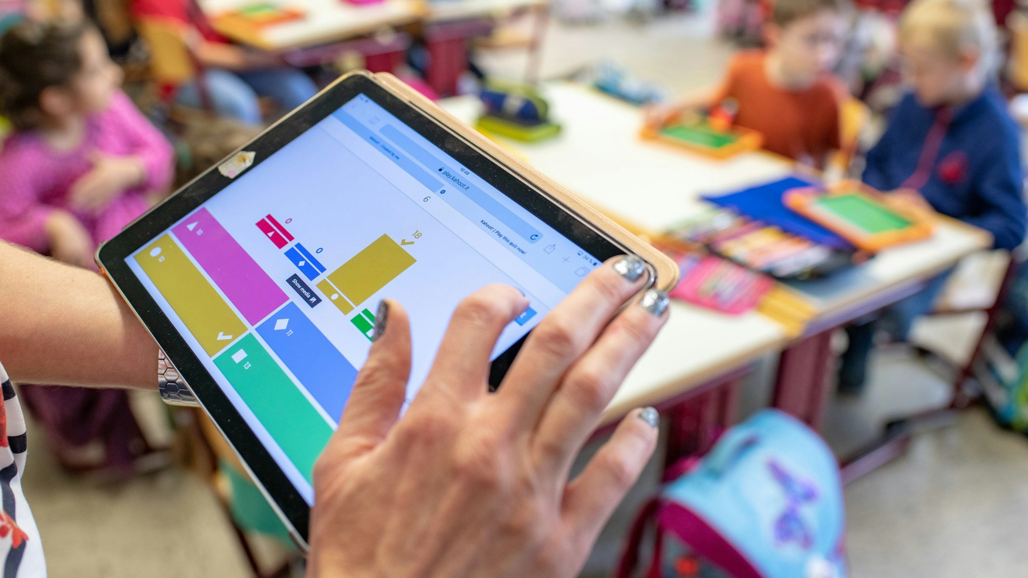 ARCHIV - 30.04.2018, Bayern, Abensberg: Grundschüler arbeiten in der Grundschule Offenstetten im Rahmen des Schulversuchs «Digitale Schule 2020» mit einem Tablet.
Die Ausstattung sollte an den Schulen einheitlich sein, sagen Schülervertreter. (zu dpa: «Ungleiche Ausstattung an Schulen») Foto: Armin Weigel/dpa - Honorarfrei nur für Bezieher des Dienstes dpa-Nachrichten für Kinder +++ dpa-Nachrichten für Kinder +++
