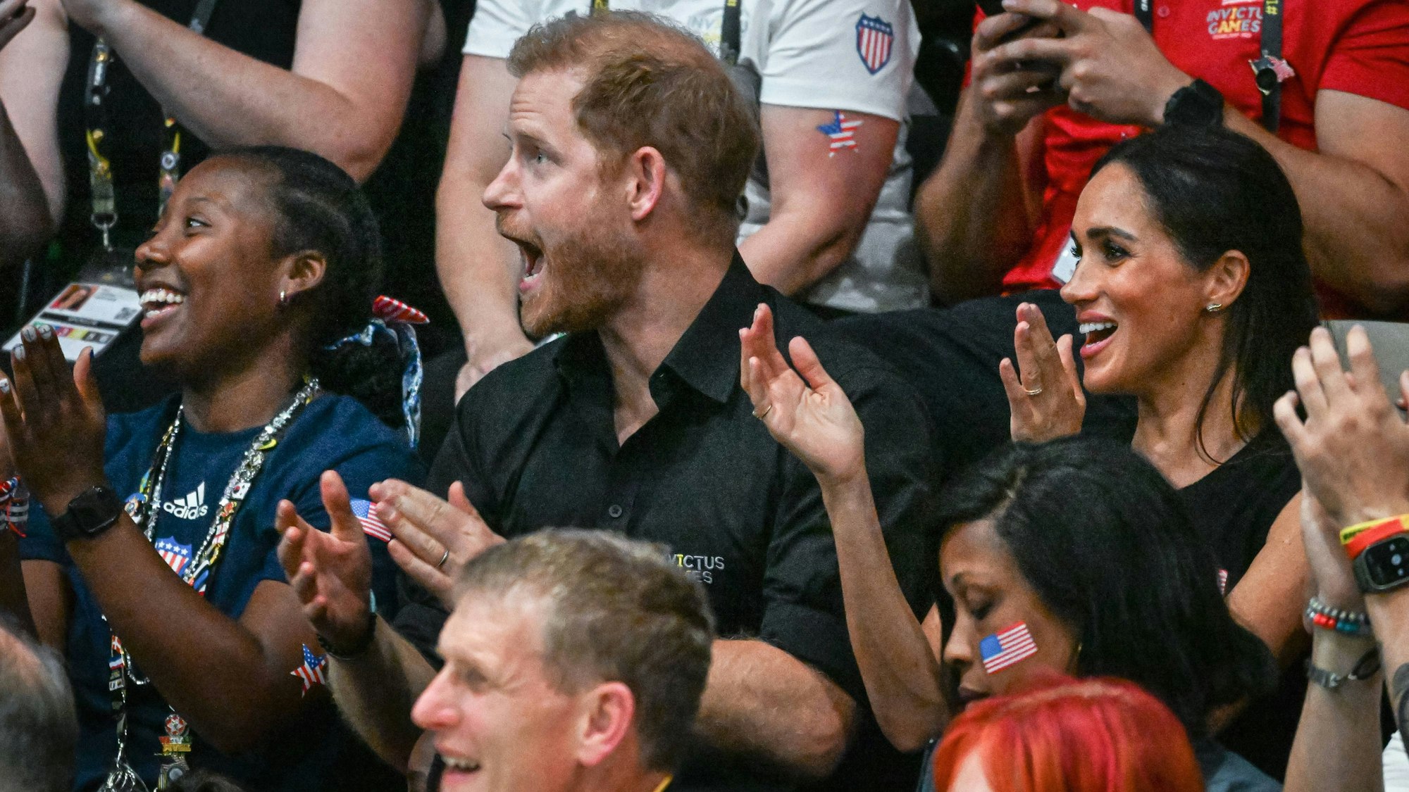 Herzogin Meghan und Prinz Harry jubeln.