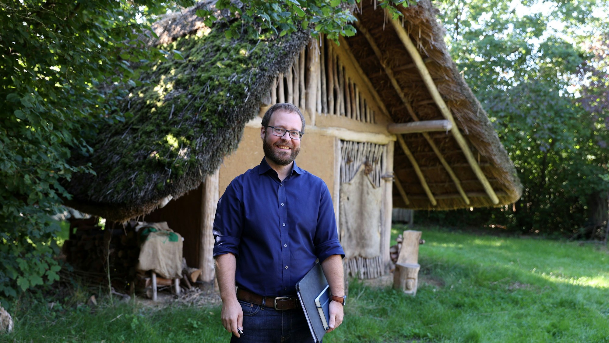 In den Abbaugebieten der Braunkohle-Tagebaue liegen noch zahlreiche archäologische Artefakte im Boden. Archäologen des LVR versuchen, die Überbleibsel zu retten. Besuch bei der LVR-Außenstelle in Titz.
Archäologe Robin Peters
im Foto.