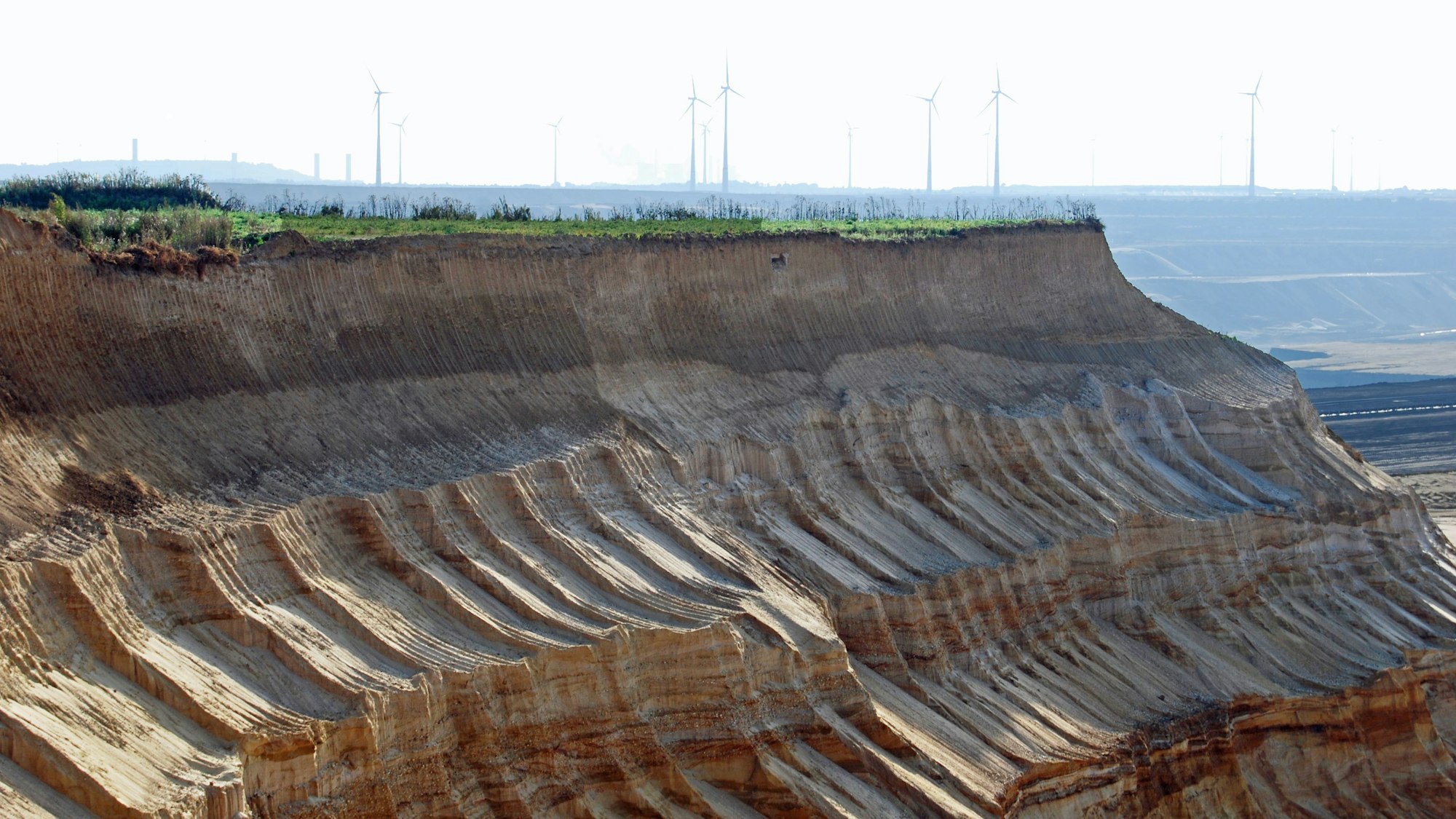 EIne römische Aschenkiste ragt aus der Abbruchkante des Tagebau Garzweiler