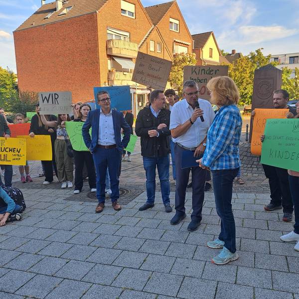 Niederkassels Bürgermeister Stephan Vehreschild sprach vor dem Rathaus mit den Demonstrierenden in Niederkassel.