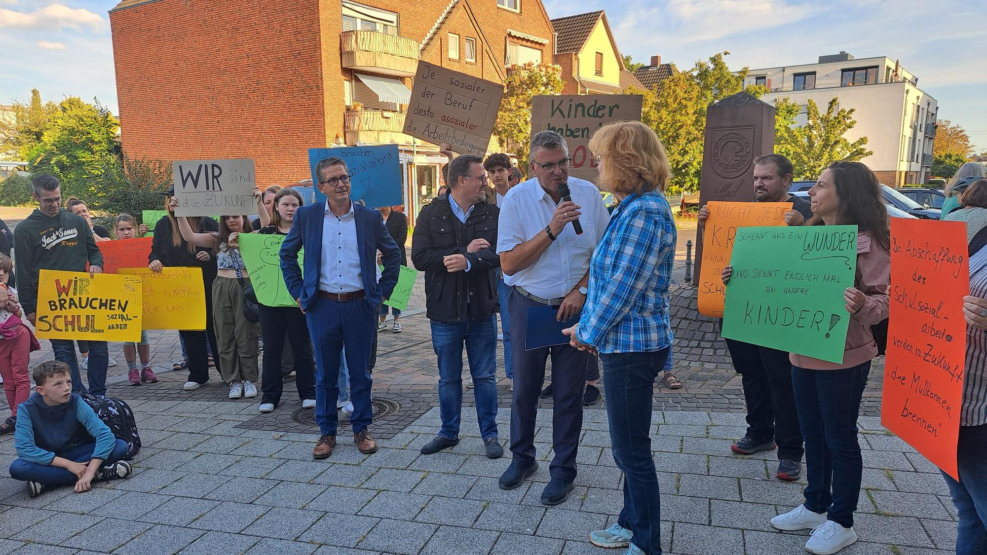Niederkassels Bürgermeister Stephan Vehreschild sprach vor dem Rathaus mit den Demonstrierenden in Niederkassel.