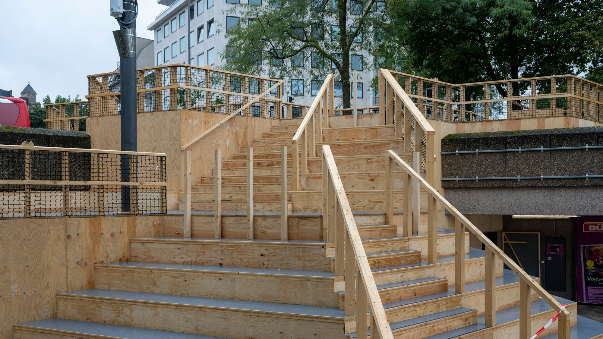 Am Ebertplatz wurde eine provisorische Freitreppe gebaut.