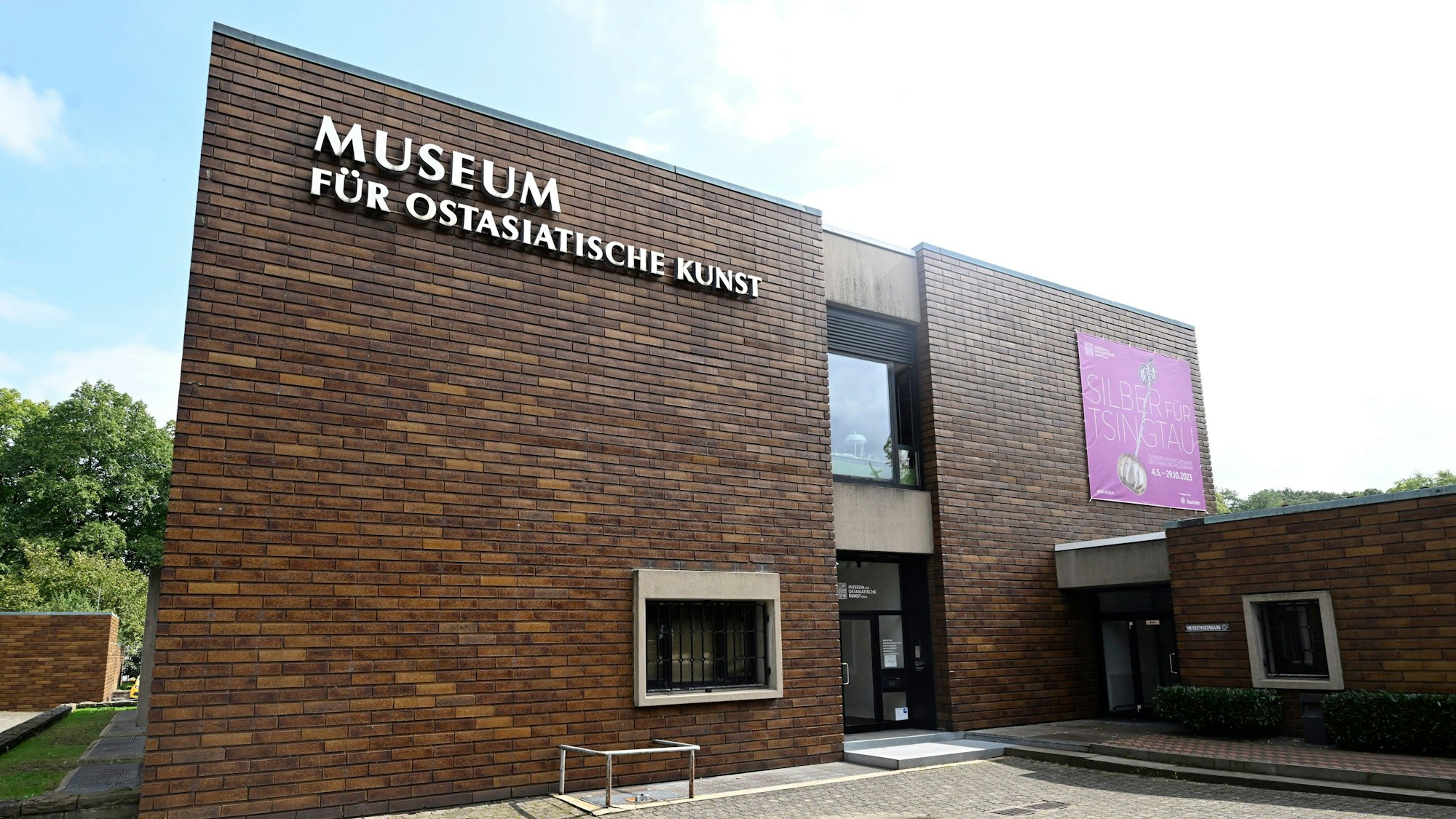 Das Museum für Ostasiatische Kunst in Köln: Aus dem Museum haben Einbrecher wertvolles Porzellan aus Vitrinen gestohlen. Nach ersten Erkenntnissen sind bei dem Einbruch in der Nacht zum Mittwoch neun Teile künstlerischen Porzellans entwendet worden. Doch das war nicht der erste Einbruch in diesem Jahr.