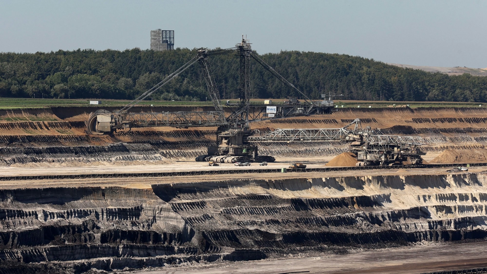 In den Abbaugebieten der Braunkohle-Tagebaue liegen noch zahlreiche archäologische Artefakte im Boden. Archäologen des LVR versuchen, die Überbleibsel zu retten. Besuch bei einer Ausgrabung im Tagebau Inden.