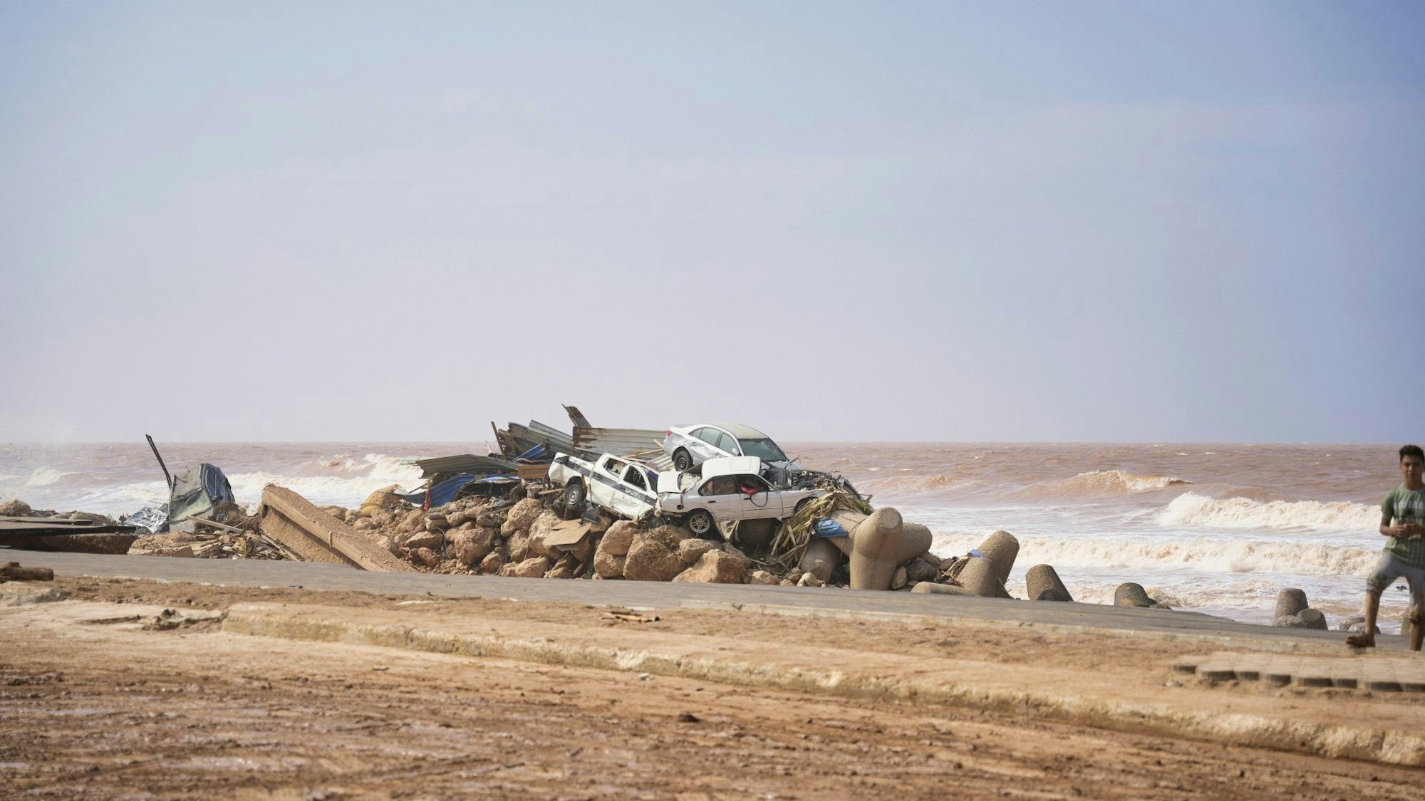 11.09.2023, Libyen, Darna: Auf diesem von der libyschen Regierung zur Verfügung gestellten Bild stapeln sich Autos am Ufer in Darna, Libyen, nachdem sie von den Fluten mitgerissen wurden. Der Mittelmeersturm Daniel verursachte in Libyen verheerende Überschwemmungen, die Dämme brachen und in mehreren Küstenstädten im Osten des nordafrikanischen Landes ganze Stadtteile wegspülten und Häuser zerstörten. Foto: -/Libysche Regierung via AP/dpa - ACHTUNG: Nur zur redaktionellen Verwendung und nur mit vollständiger Nennung des vorstehenden Credits +++ dpa-Bildfunk +++