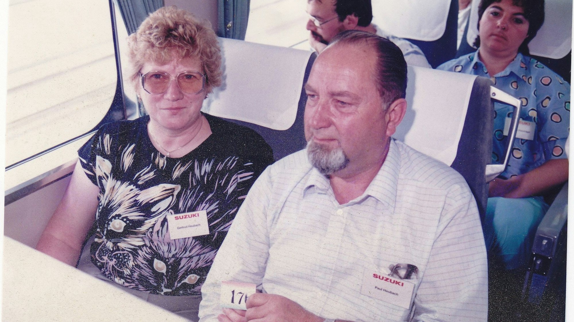 Ein Mann und eine Frau in einem Zug.