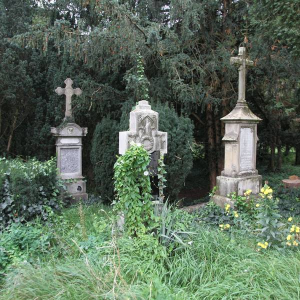 Drei Grabmale aus hellem Stein auf dem alten Siegburger Friedhof an der Johannesstraße