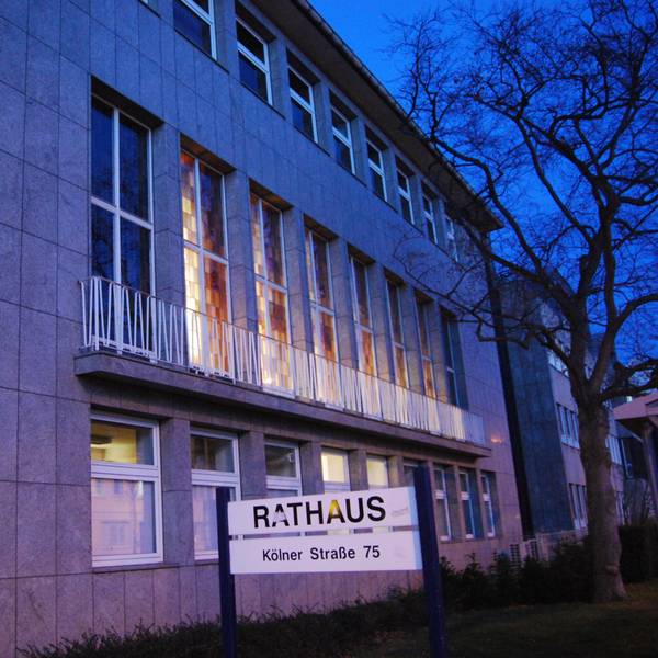 Das Euskirchener Rathaus in der Abenddämmerung.