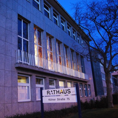 Das Verwaltungsgebäude mit dem Schild „Rathaus - Kölner Straße 75“.