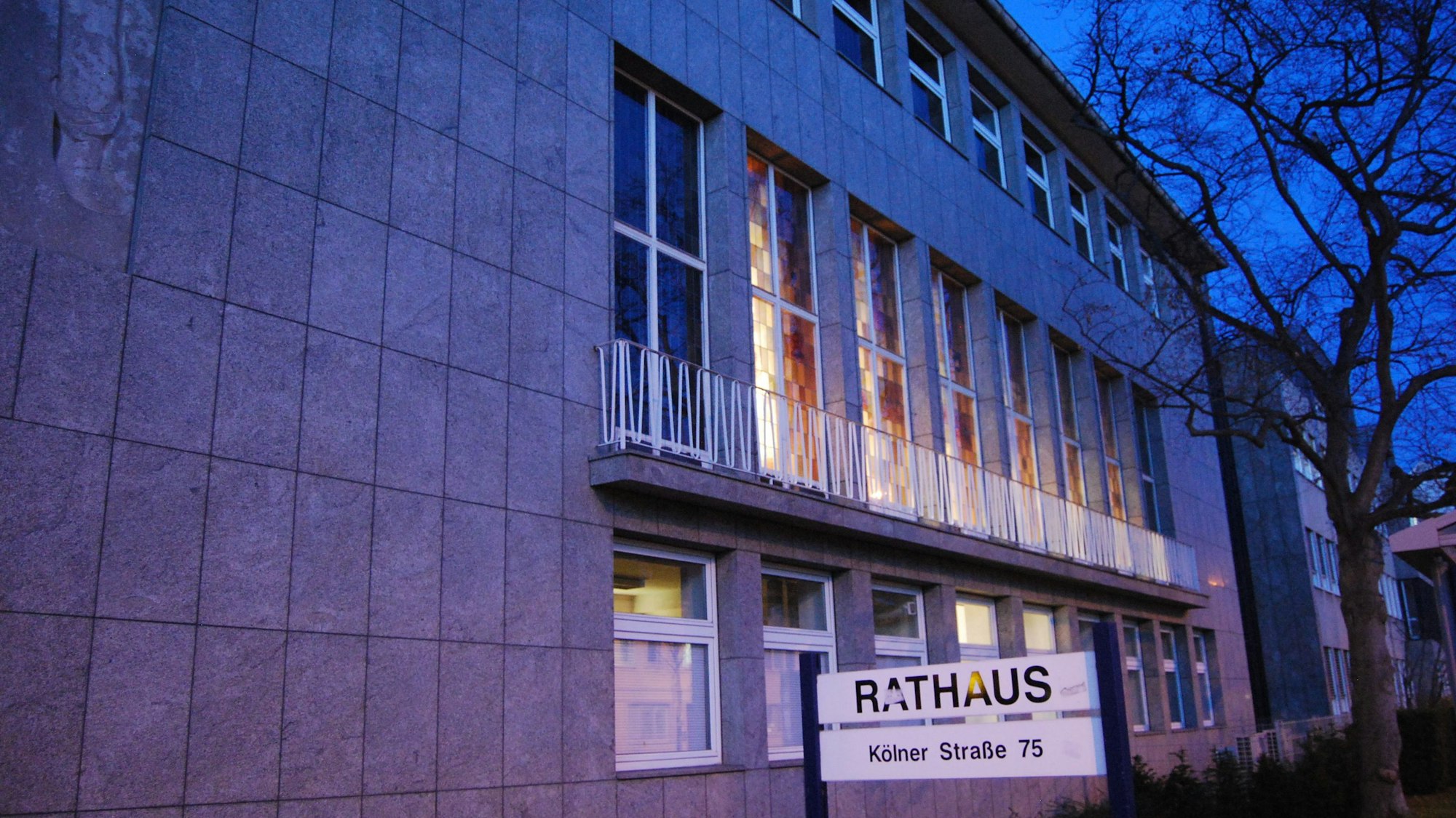 Das Rathaus in Euskirchen bei anbrechender Dunkelheit