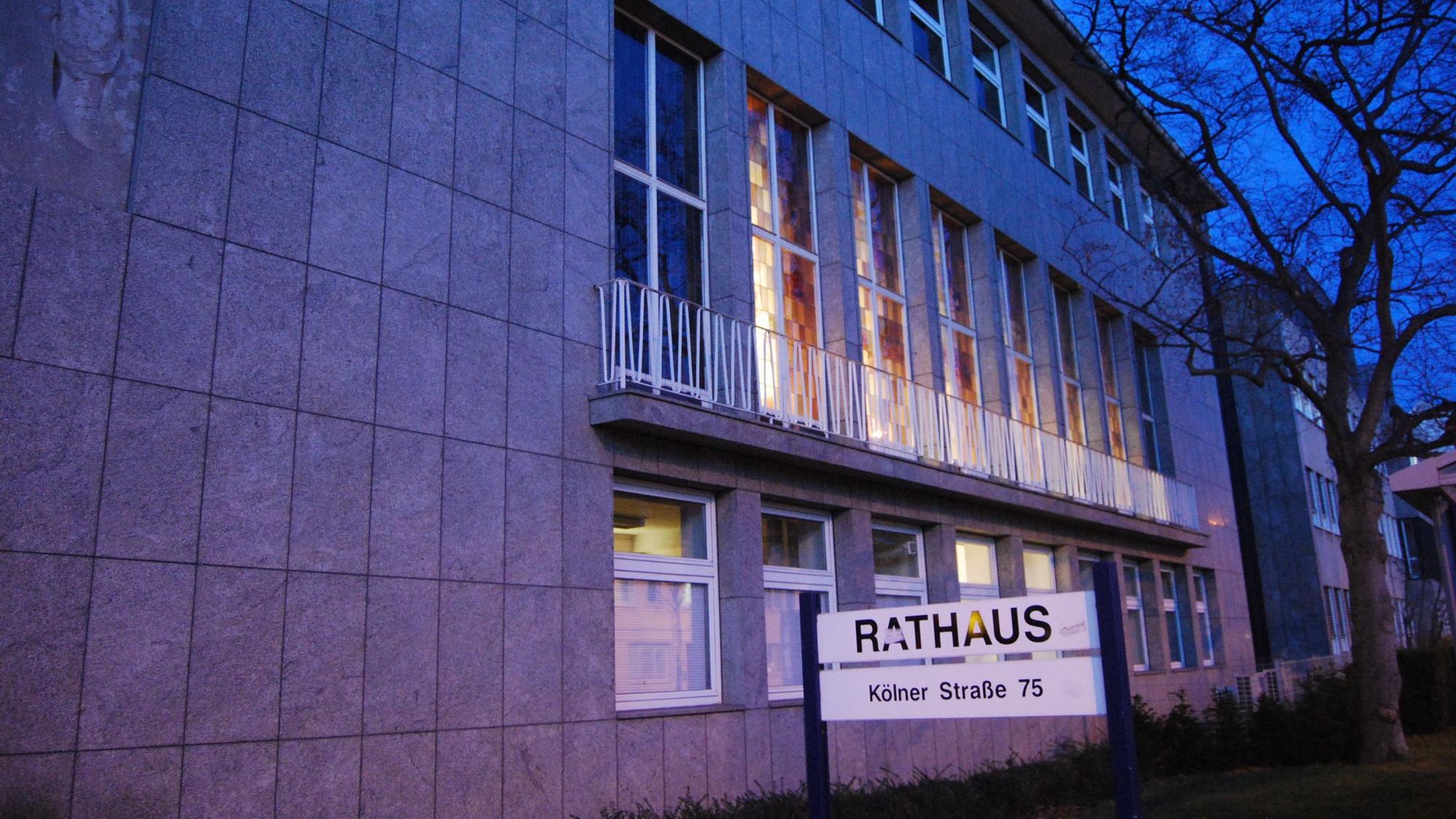 Das Euskirchener Rathaus in der Abenddämmerung.