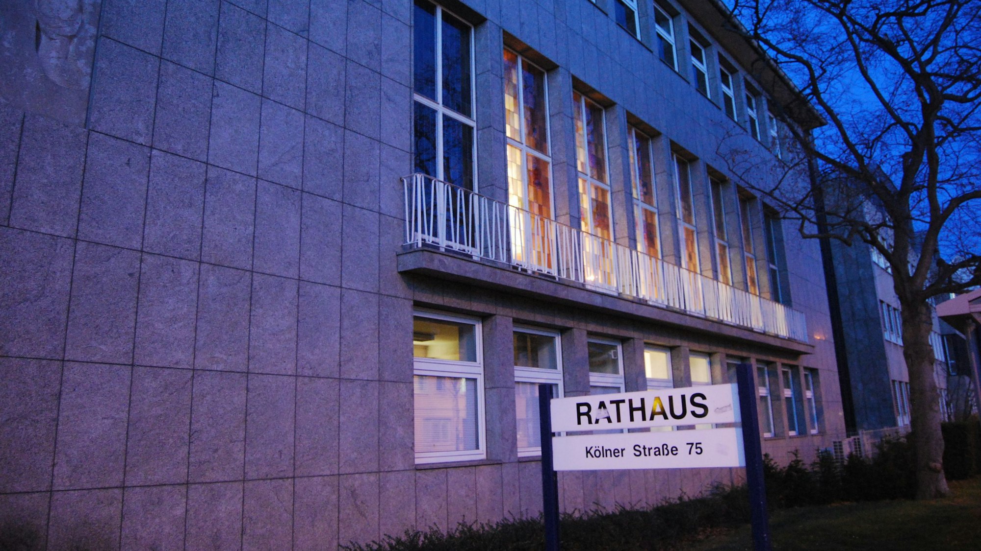 Das Verwaltungsgebäude mit dem Schild „Rathaus - Kölner Straße 75“.