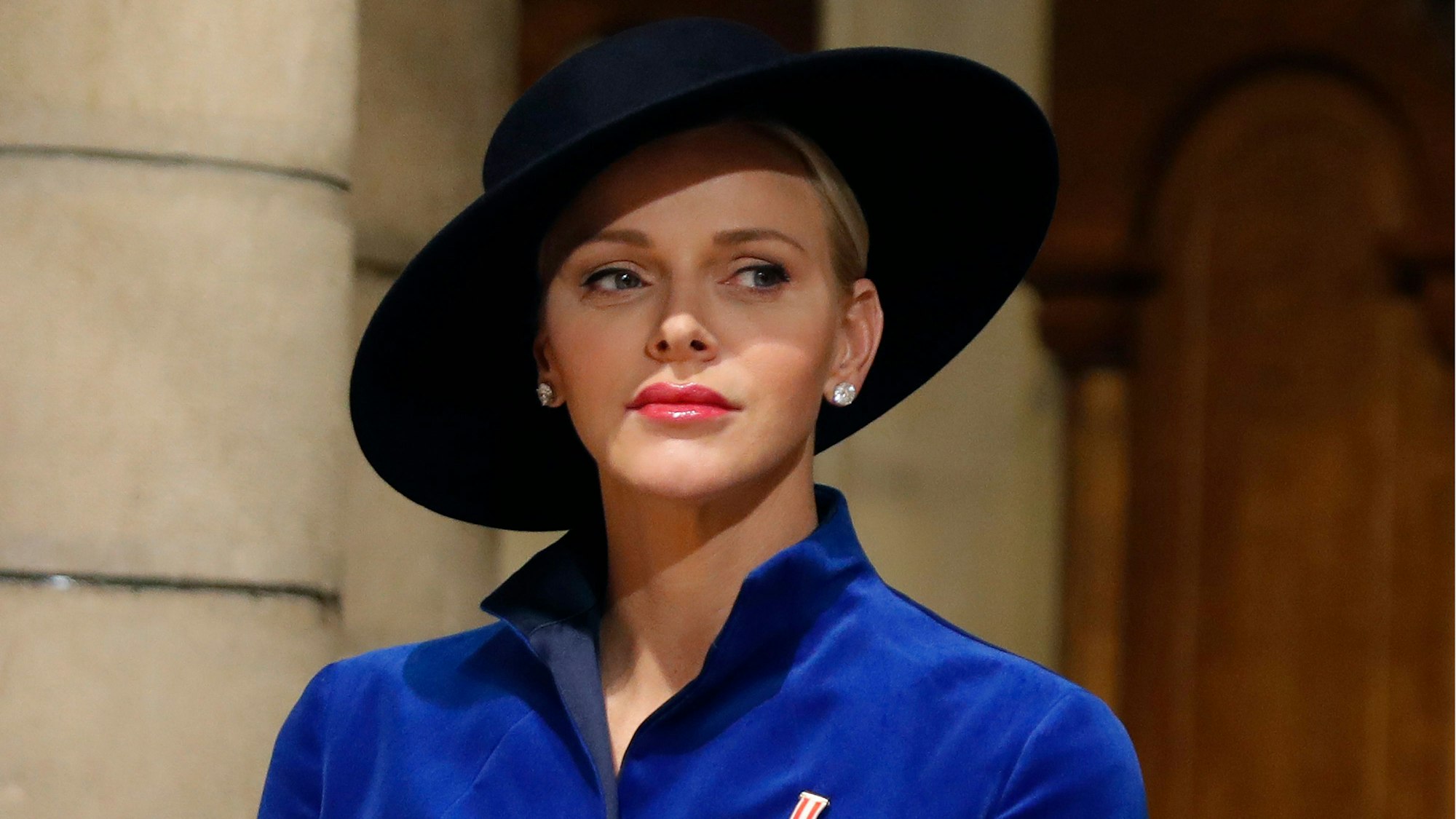 Charlène von Monaco in feiner Garderobe mit schwarzem Hut.