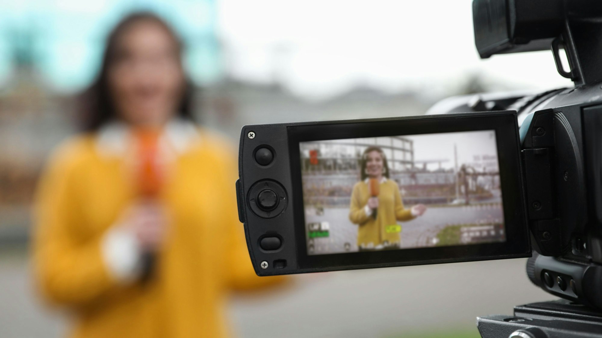 In Spanien wurde die TV-Journalistin Isa Balado bei einer Live-Schalte von einem Mann sexuell belästigt. Nach dem Skandal um Luis Rubiales herrscht erneut Empörung in dem Land. (Symbolfoto)