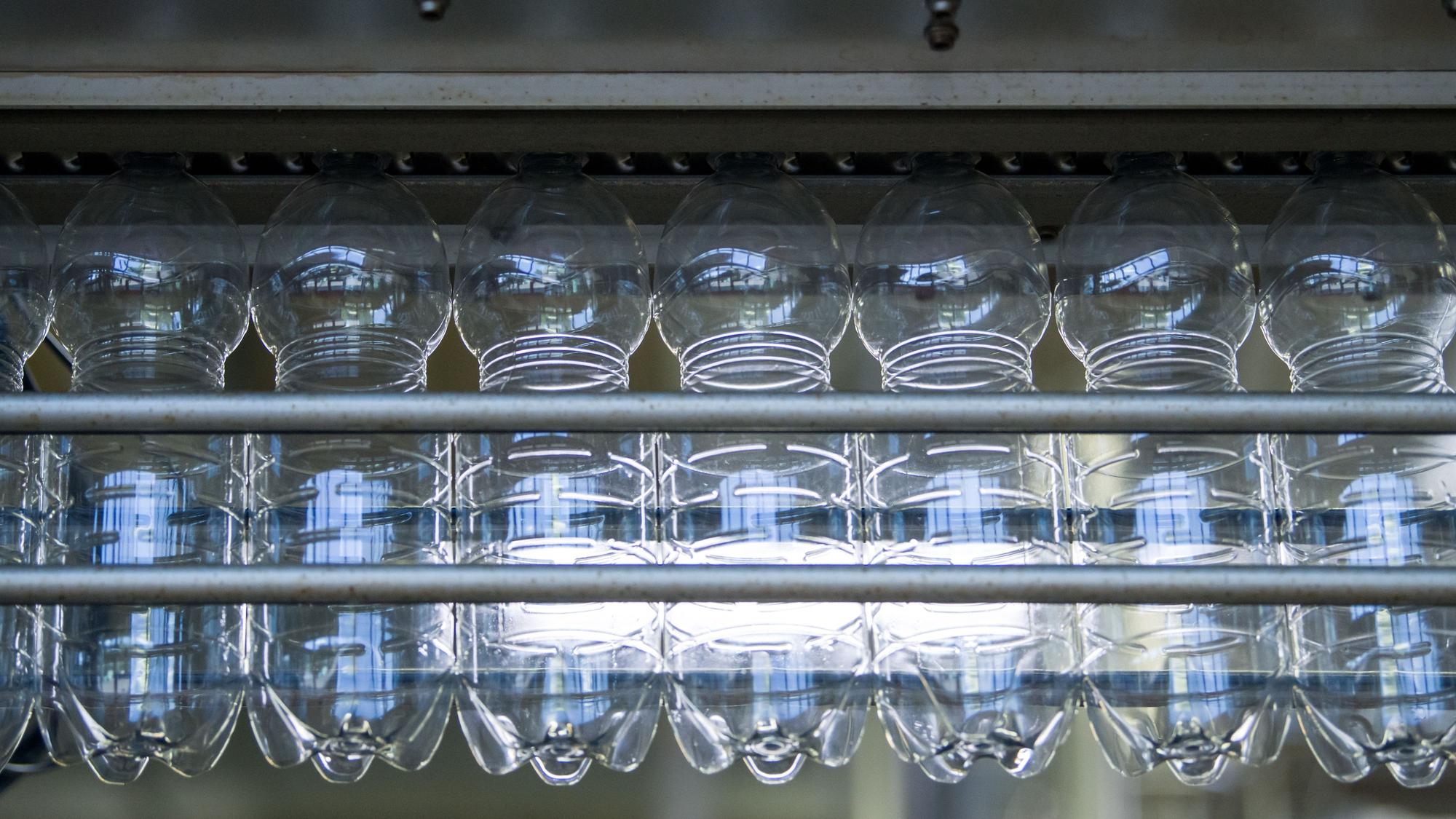 Unbefüllte Plastikflaschen befinden sich in der Produktion eines Getränkeherstellers. Die Europäer sind neuen Forschungsdaten zufolge zu großen Mengen der gesundheitsschädlichen Chemikalie Bisphenol A (BPA) ausgesetzt.