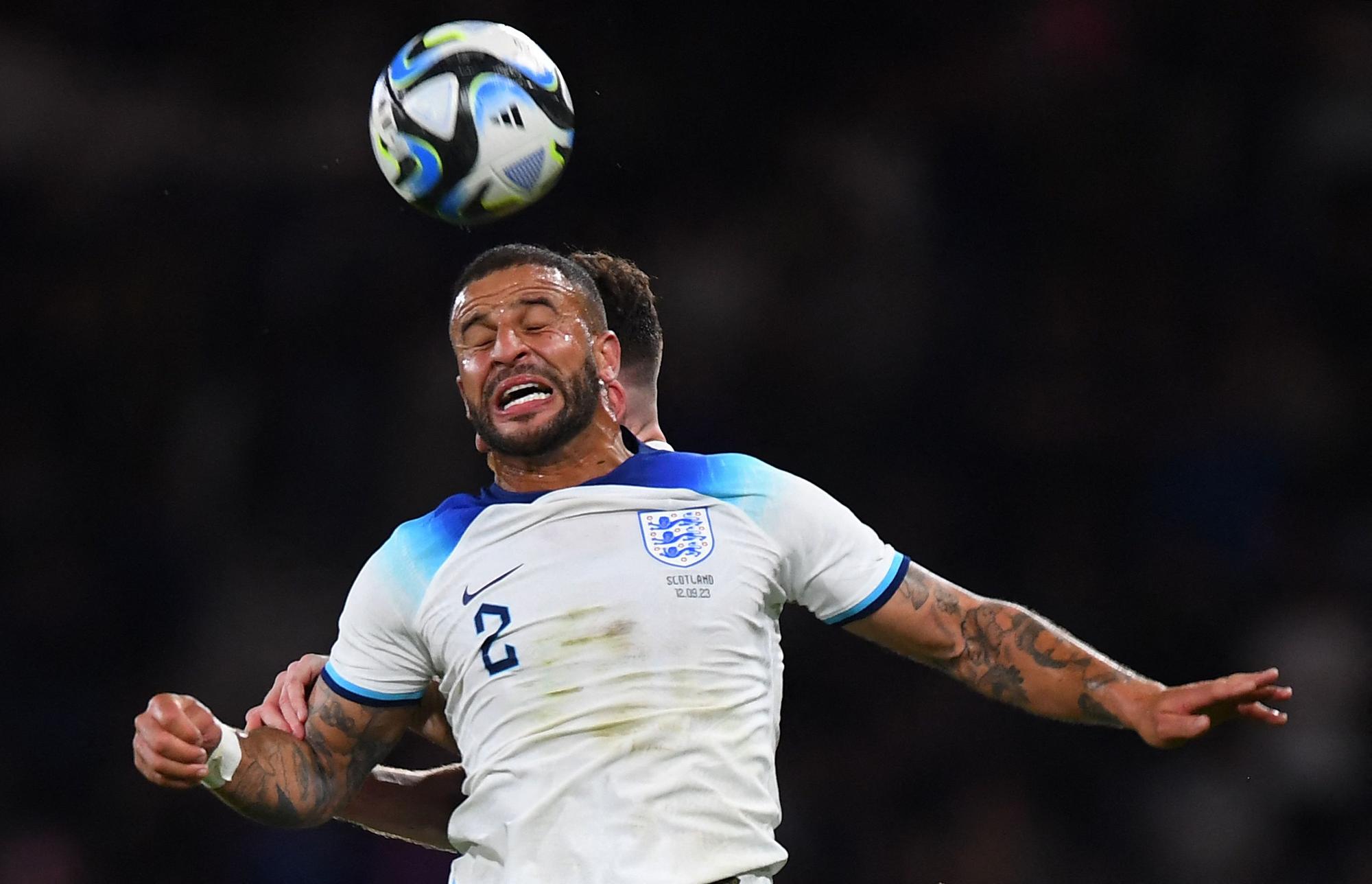 Kyle Walker bei einem Kopfballduell.