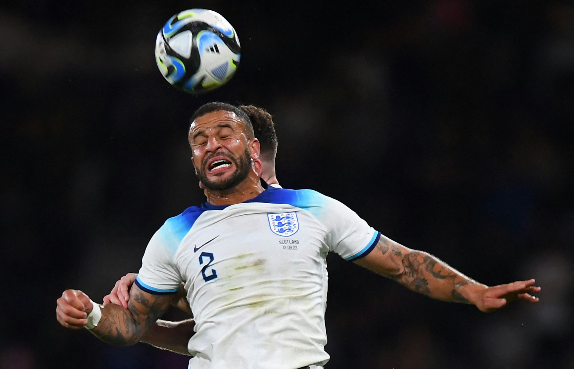 Kyle Walker bei einem Kopfballduell.