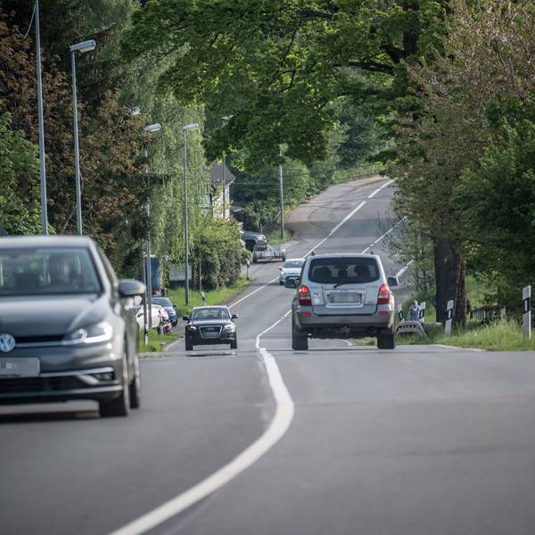 Viele Fahrzeuge holen bergab ordentlich Schwung.