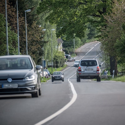 Viele Fahrzeuge holen bergab ordentlich Schwung.