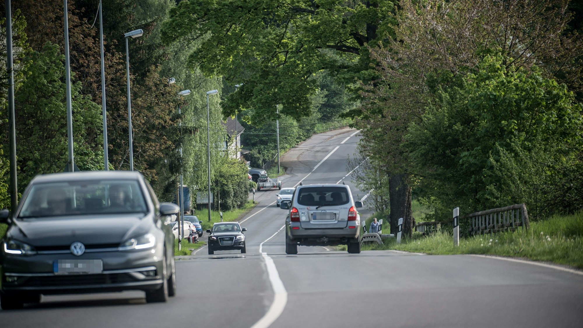 Viele Fahrzeuge holen bergab ordentlich Schwung.