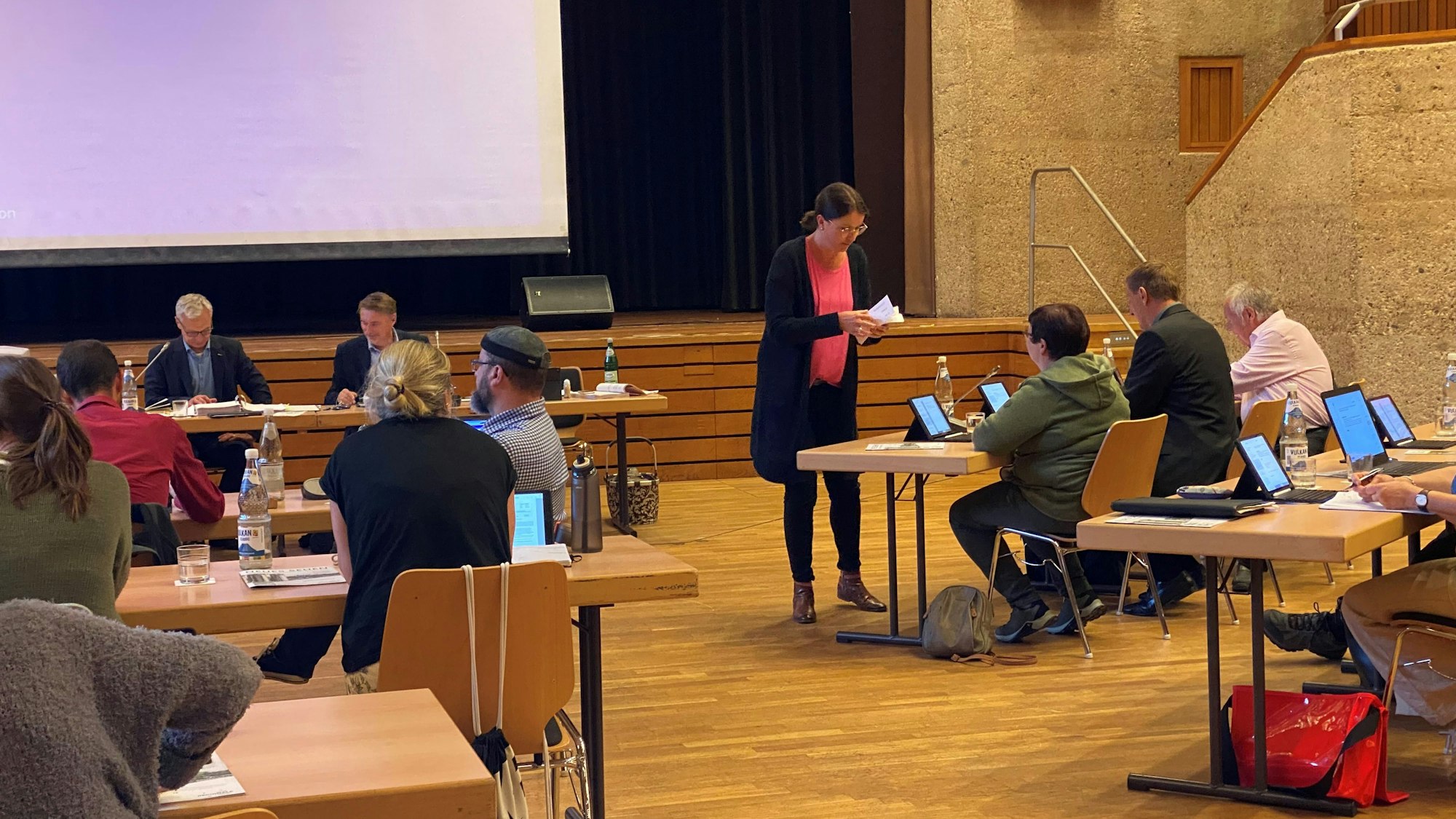 Stimmzettel für die geheime Abstimmung werden an die Mitglieder des Gemeinderats ausgeteilt.