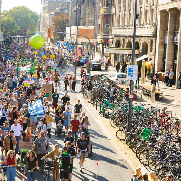 Demonstrierende ziehen durch die Komödienstraße.