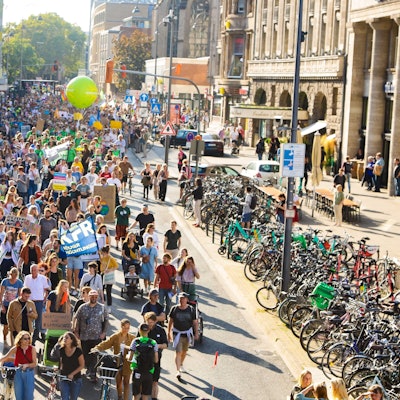 Demonstrierende ziehen durch die Komödienstraße.