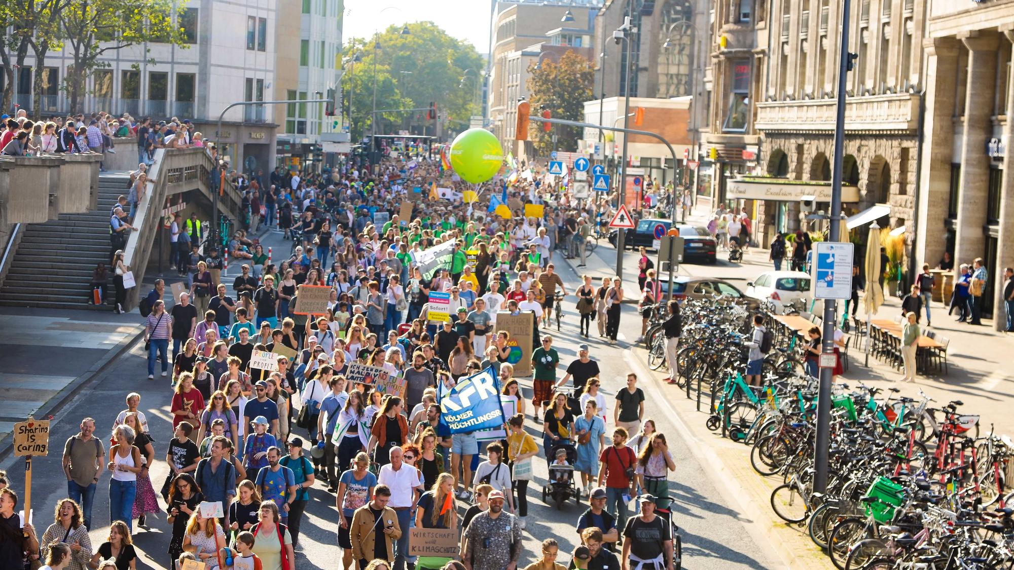 Demonstrierende ziehen durch die Komödienstraße.