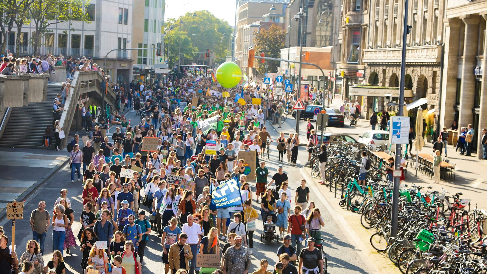 Demonstrierende ziehen durch die Komödienstraße.