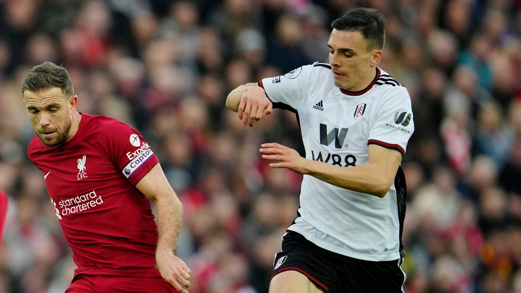 Joao Palhinha (r.) vom FC Fulham gegen Jordan Henderson vom FC Liverpool.