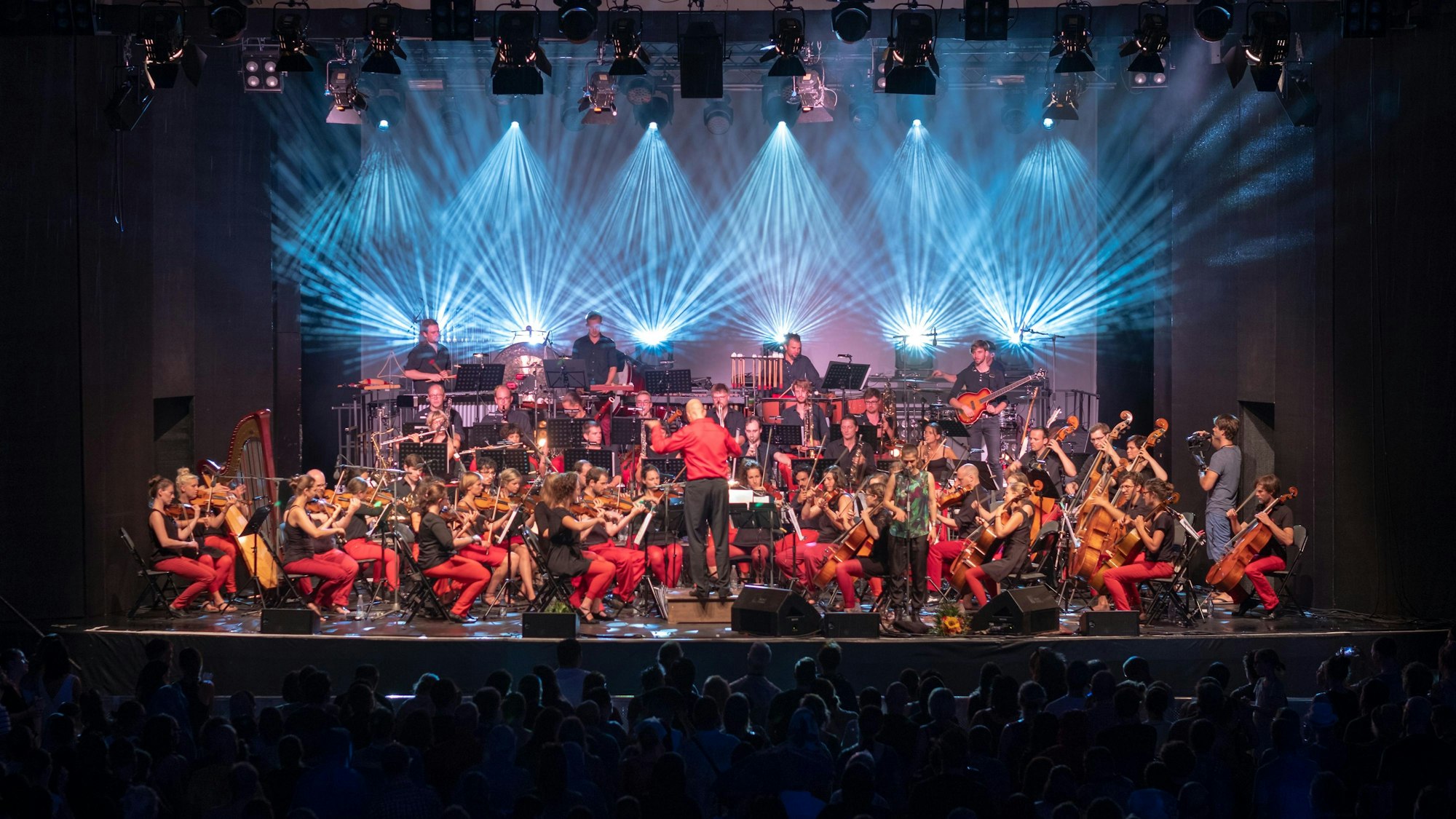 Viele Musiker auf einer Bühne