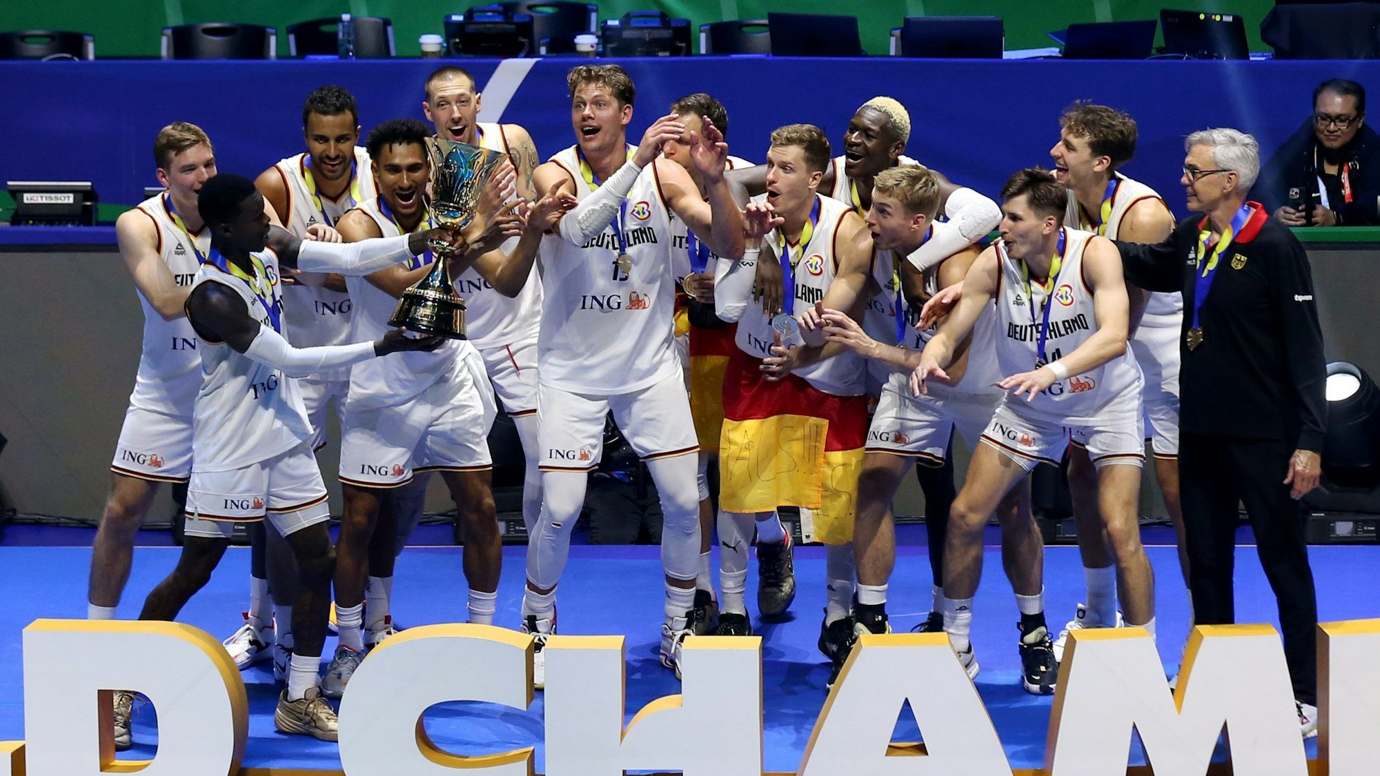 Deutschlands Dennis Schröder (2.vl) hebt den Pokal bei der Siegerehrung hoch und feiert mit dem Team den WM-Titel. In der Weltrangliste verbesserte sich Deutschland auf Platz drei.