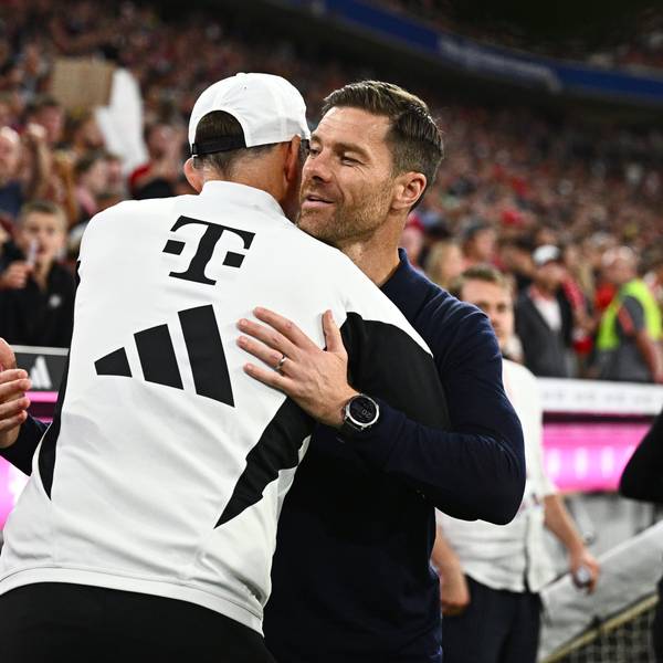 Münchens Trainer Thomas Tuchel (l) und Leverkusens Trainer Xabier Alonso Olano begrüßen sich vor dem Spiel.