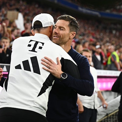 Münchens Trainer Thomas Tuchel (l) und Leverkusens Trainer Xabier Alonso Olano begrüßen sich vor dem Spiel.