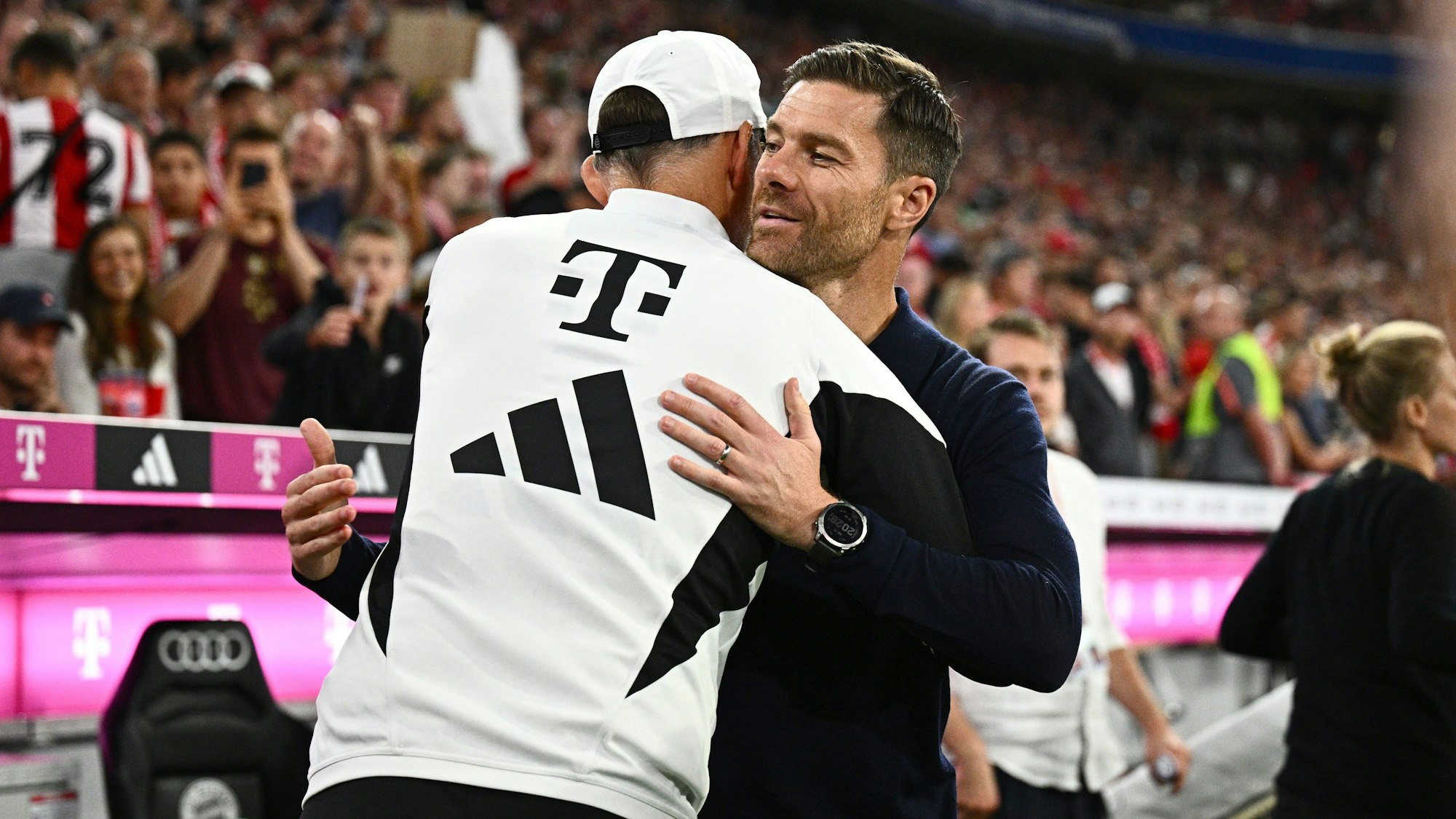 Münchens Trainer Thomas Tuchel (l) und Leverkusens Trainer Xabier Alonso Olano begrüßen sich vor dem Spiel.