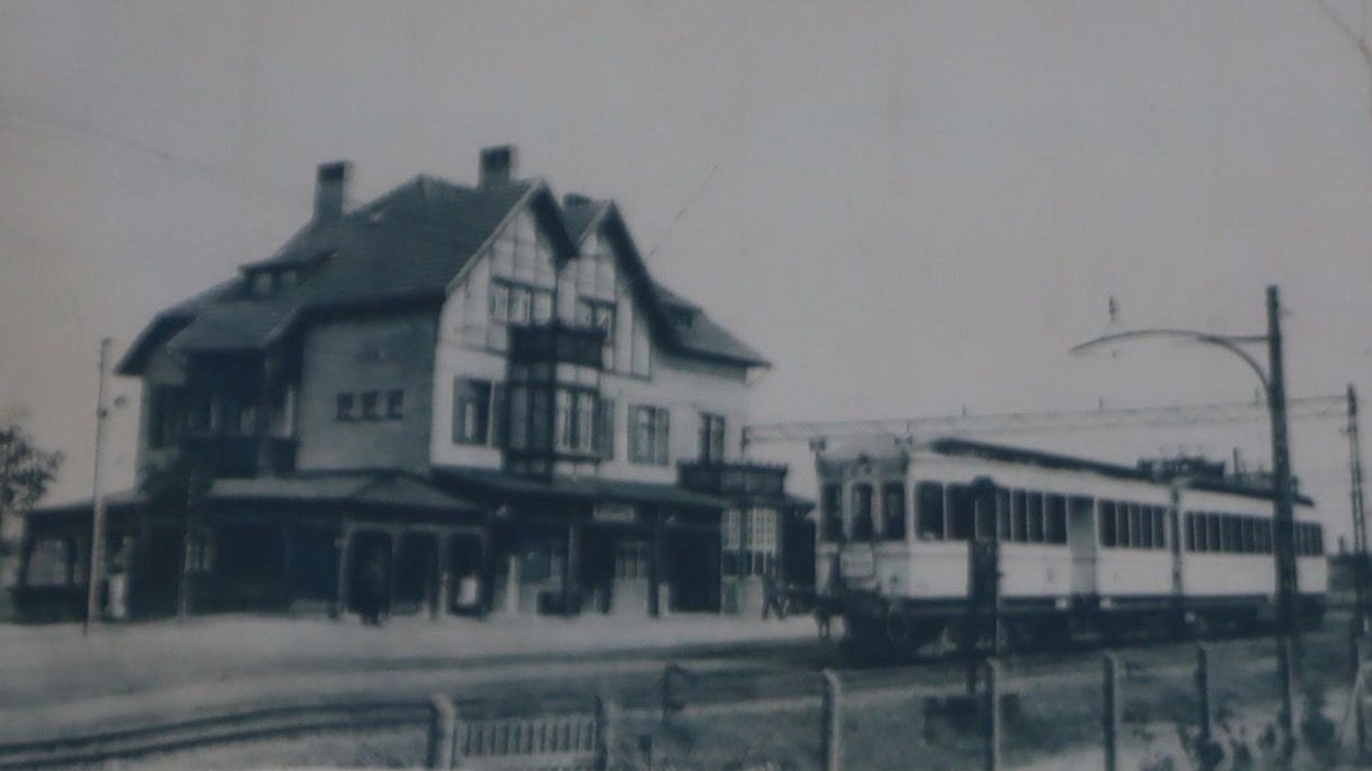 Auf dem Bild ist eine historische Ansicht des Bahnhofs zu sehen.