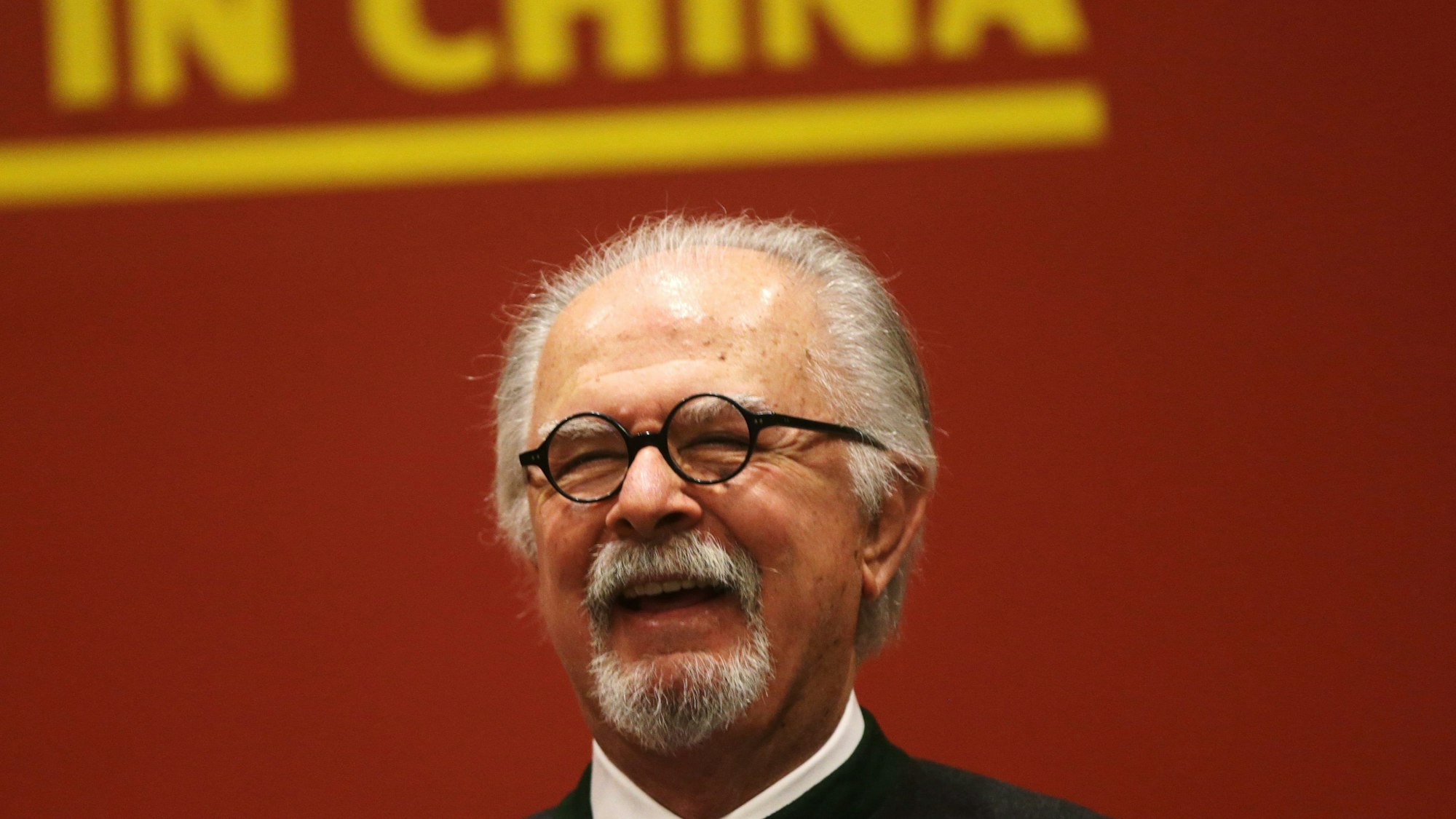 Der kolumbianische Künstler Fernando Botero lacht auf einer Pressekonferenz zu seiner Ausstellung "Botero in China" im National Museum.