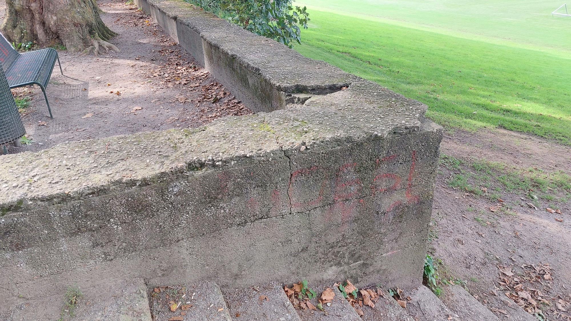 Die Mauer am Denkmal am Rande der Jahnwiesen hat Löcher.
