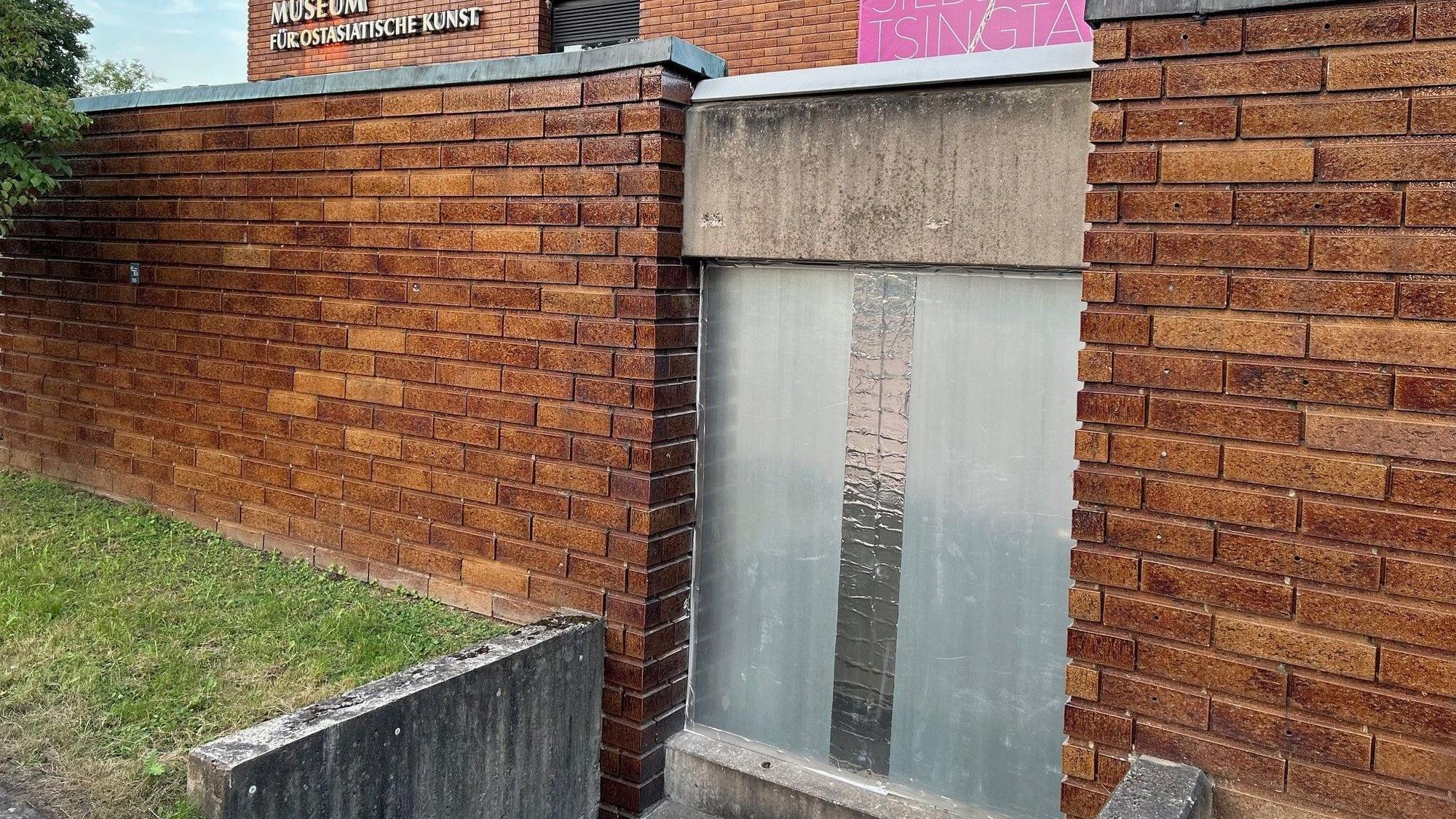 Das Fenster, durch das die Täter am Mittwoch (13.9.) eingestiegen sind, wurde inzwischen notdürftig verschlossen.