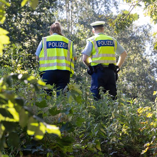 Polizisten sichern einen möglichen Tatort an einem Bahndamm im Hamburger Stadtteil Lokstedt.